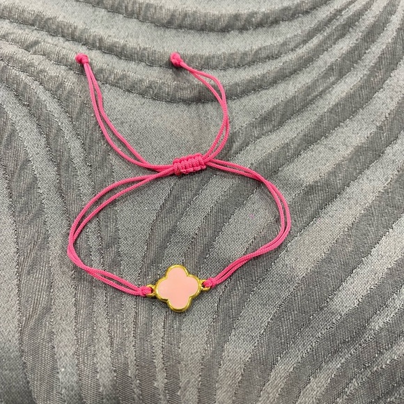 Very unique clover in Pink New Bracelet - Picture 2 of 3